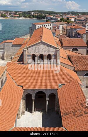 Blick über das Ostschiff vom Turm der Euphrasius-Basilika, Porec, Istrien, Kroatien Stockfoto