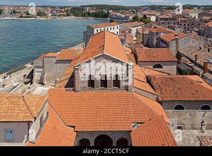 Blick über das Ostschiff vom Turm der Euphrasius-Basilika, Porec, Istrien, Kroatien Stockfoto