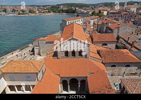 Blick über das Ostschiff vom Turm der Euphrasius-Basilika, Porec, Istrien, Kroatien Stockfoto