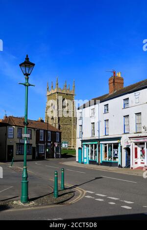 Blick auf die Straße von Alford Stadt mit St Wilfreds Kirche, Lincolnshire, England; Großbritannien Stockfoto