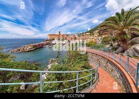 Nervi Dorf von 'Passeggiata Anita Garibaldi' aus gesehen, Italien. Ein wichtiger Punkt von Interesse in Nervi ist dieser Weg entlang der Meeresklippen Stockfoto