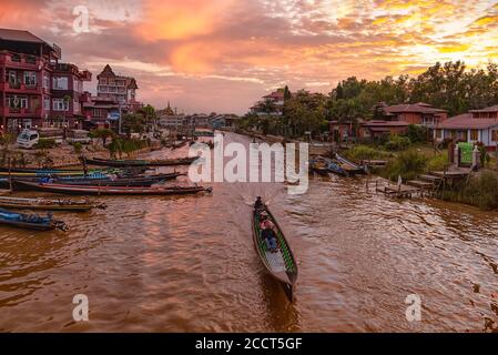 Nyaungshwe, Myanmar - 26. Dezember 2019: Blick auf den Flusskanal und den Kajaks Hafen bei Sonnenuntergang. Nyaungshwe ist das touristische Zentrum für Inle See Stockfoto