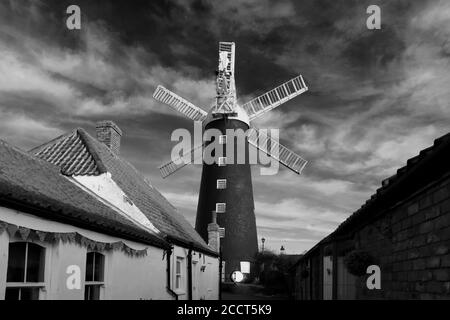 Blick auf den Sonnenuntergang über Waltham Windmill, Waltham Village, Lincolnshire County, England Stockfoto