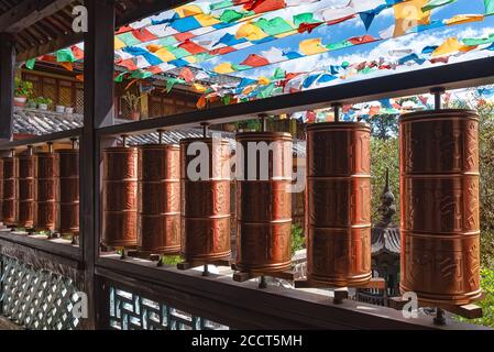 Gebetsräder im Yufeng Tempel in der Nähe von Lijiang, China. Nach dem tibetischen Buddhismus wird das Drehen eines solchen Rades die gleiche Wirkung von Gebeten haben Stockfoto