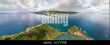 Eine Panorama-Luftaufnahme der Insel Sao Miguel von der Insel Vila Franca do Campo auf den Azoren, Portugal Stockfoto