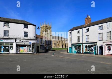 Blick auf die Straße von Alford Stadt mit St Wilfreds Kirche, Lincolnshire, England; Großbritannien Stockfoto