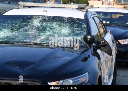 Kenosha, Wisconsin, USA. August 2020. Am Montag wird vor dem Kenosha County Public Safety Building in der Innenstadt von Kenosha ein vandalisierter Polizeiwagen gezeigt, nachdem ein weißer Polizeibeamter am Vortag auf Jacob Blake, einen afroamerikanischen Mann, geschossen hat. Das Video zeigt, wie der Offizier Blake von hinten an seinem T-Shirt schnappte, als er versuchte, in sein Auto zu steigen, und dann sieben Mal auf den Rücken im Pointblank-Bereich schießt. Die Schießerei, die von Wisconsin Gov verurteilt wurde. Tony Evers, wurde von Bränden und Plünderungen in der Innenstadt gefolgt. Blake wird am Montag aus der Operation und auf der Intensivstation berichtet. Das Museum Stockfoto