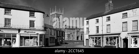 Blick auf die Straße von Alford Stadt mit St Wilfreds Kirche, Lincolnshire, England; Großbritannien Stockfoto