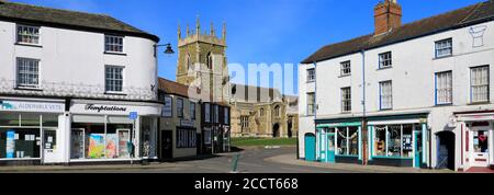 Blick auf die Straße von Alford Stadt mit St Wilfreds Kirche, Lincolnshire, England; Großbritannien Stockfoto