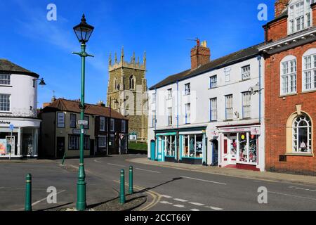 Blick auf die Straße von Alford Stadt mit St Wilfreds Kirche, Lincolnshire, England; Großbritannien Stockfoto