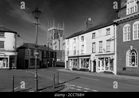 Blick auf die Straße von Alford Stadt mit St Wilfreds Kirche, Lincolnshire, England; Großbritannien Stockfoto