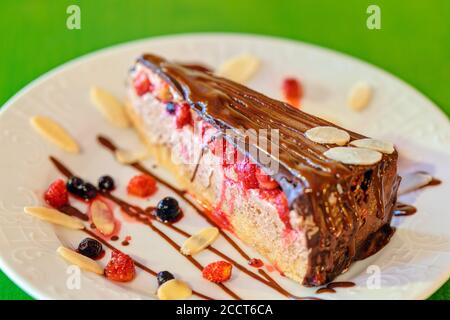 Stück Schokoladenkuchen mit Himbeeren auf dem weißen Teller Stockfoto