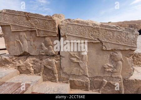 Bas Relief Schnitzereien in Ruinen in Persepolis, Iran Stockfoto