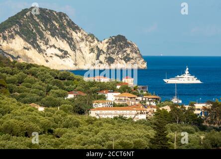 Schildkröteninsel vor der Küste des Fischerdorfes limni keri auf der griechischen Insel zakynthos oder Zante mit einer Luxusmotoryacht, die in der Bucht festgemacht ist. Stockfoto