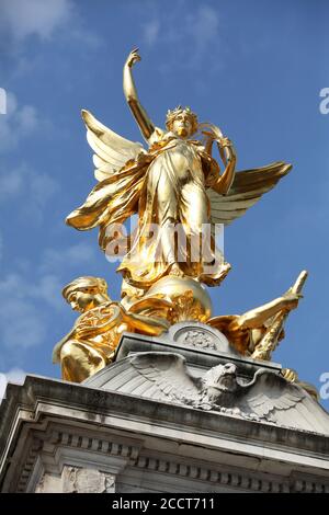 Allgemeine Ansichten des Buckingham Palace und des Victoria Memorial, einschließlich des vergoldeten Bronze Winged Victory, und Queen Victoria, London, Großbritannien. Stockfoto