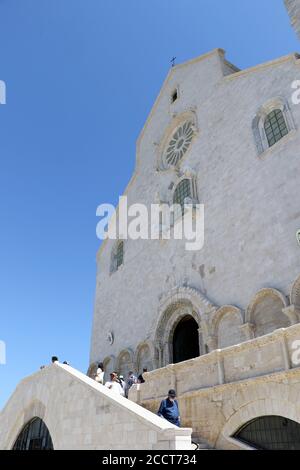 Außenansicht der römisch-katholischen Kathedrale, die San Nicola Pellegrino in Trani, Apulien, Italien gewidmet ist Stockfoto