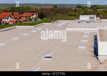 Dachfenster auf der Industriehalle Stockfoto