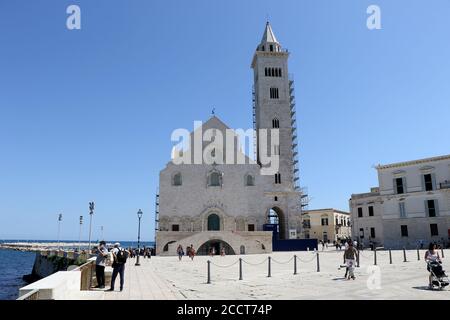 Außenansicht der römisch-katholischen Kathedrale, die San Nicola Pellegrino in Trani, Apulien, Italien gewidmet ist Stockfoto