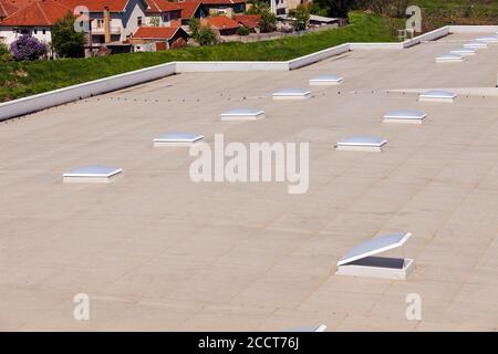 Dachfenster auf der Industriehalle Stockfoto