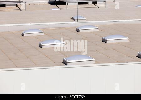Dachfenster auf der Industriehalle Stockfoto