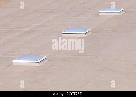 Dachfenster auf der Industriehalle Stockfoto