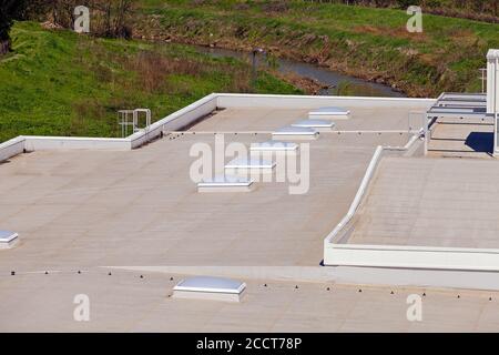 Dachfenster auf der Industriehalle Stockfoto