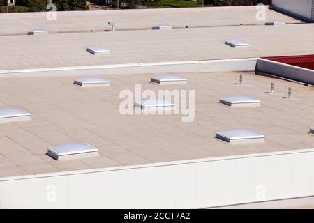 Dachfenster auf der Industriehalle Stockfoto