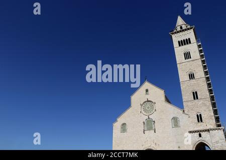 Außenansicht der römisch-katholischen Kathedrale, die San Nicola Pellegrino in Trani, Apulien, Italien gewidmet ist Stockfoto