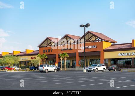 Barstow, CA / USA – 22. August 2020: Einzelhandelsgeschäfte in den Outlets in Barstow direkt neben der Interstate 15 in Barstow, Kalifornien. Stockfoto