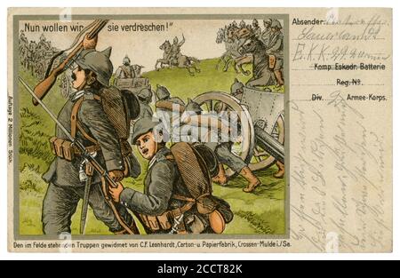 Deutsche historische Postkarte: «Lass uns sie schlagen!», Infanterie, Artillerie und Kavallerie bereiten sich auf den Angriff vor. Ein Soldat mit Bajonett, 1. Weltkrieg, 1915 Stockfoto