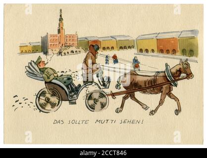 Deutsche historische Postkarte: Das sollte Mama sehen. Eine Stadt in Osteuropa besetzt von Nazi-Truppen. Ein Kabinenmann in einem Fahrerhaus trägt einen Soldaten-Eindringling. Stockfoto