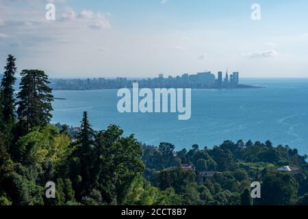 Schöne Aussicht auf Batumi von einem Hügel bei Sonnenuntergang. Querformat Stockfoto