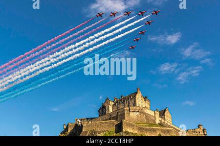 Edinburgh, Großbritannien. 24. August 2020 Bild: Die roten Pfeile fliegen über Edinburgh nach der Absage des VJ Day Flypast wegen schlechtem Wetter Kredit: Rich Dyson/Alamy Live News Stockfoto