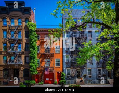 New York City, USA, Mai 2019, Blick auf das Chelsea-Feuerwehrhaus zwischen zwei anderen höheren Backsteingebäuden im Viertel Chelsea Stockfoto