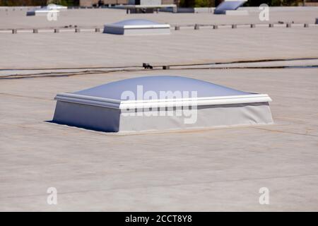 Dachfenster auf der Industriehalle Stockfoto