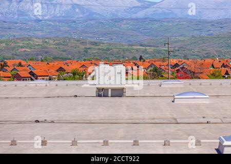Dachfenster auf der Industriehalle Stockfoto