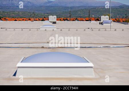 Dachfenster auf der Industriehalle Stockfoto