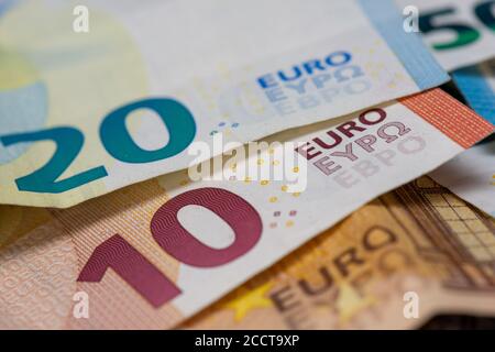 Nahaufnahme der Euro-Banknoten mit dem Wort "Euro" Stockfoto