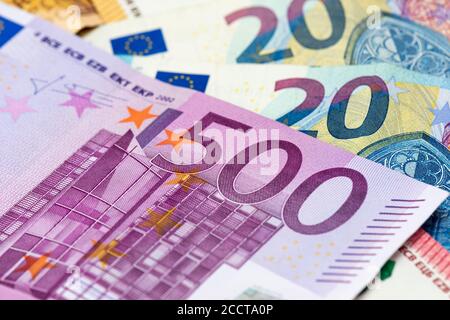 500 Euro Banknote zwischen 50, 20,10 und 5 Euro Banknoten. Nahaufnahme Stockfoto