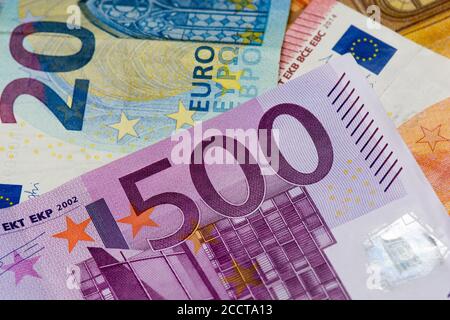 500 Euro Banknote zwischen 50, 20,10 und 5 Euro Banknoten. Nahaufnahme Stockfoto