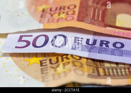 500 Euro Banknote zwischen 50 und 10 Euro Banknoten. Nahaufnahme Stockfoto