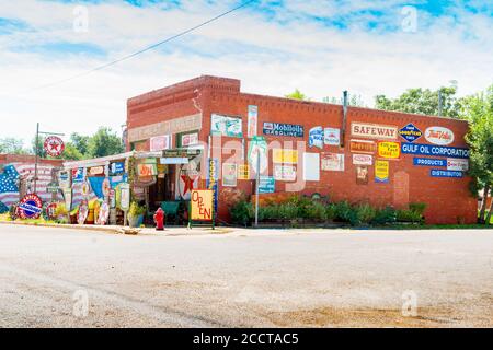 Erick USA - September 11 2015; Old City Meat Market rotes Ziegelgebäude jetzt berühmt Sandhills Curiosity Shop in kleiner Stadt an der Route 66 bekannt für seine CO Stockfoto