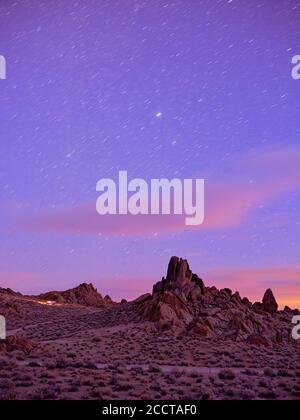 Camper auf einem Bergrücken, Sterne Wanderwege in den Himmel, Alabama Hills. Stockfoto