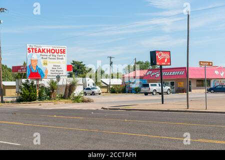 Shamrock USA September 11 2015; großes Schild am Straßenrand für Bi Ver's Steakhouse entlang der Route 66. Stockfoto