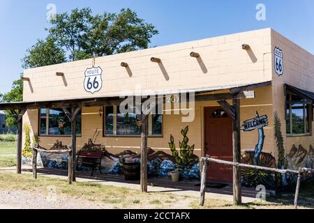 Shamrock, USA - September 11 2015; Gebäude entlang der berühmten Route 66 Spanisch Thema mit Willkommensschild an der Wand. Stockfoto