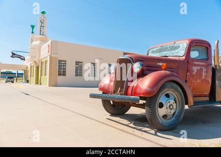 Shamrock USA - September 11 2015; singt für U Drop Inn, Informationsbüro und Café, vor dem alten rot restaurierten Chevy Truck Texas, USA Stockfoto