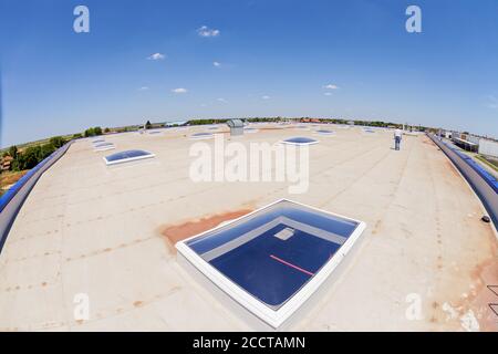 Dachfenster in der Industriehalle Stockfoto