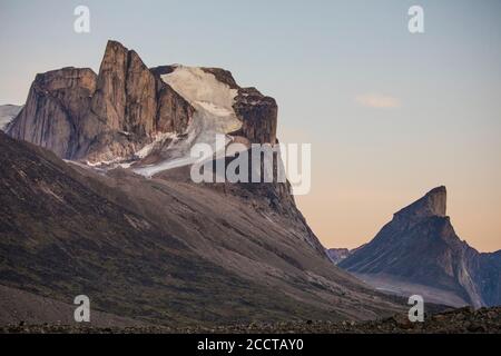 Breidablik Peak und Mt. Thor vom Akshayak Pass aus gesehen, Baffin Island Stockfoto