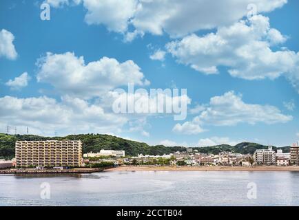 kanagawa, japan - juli 18 2020: Kurihama Strand vor dem Kurihama Blumenpark auf der Miura Halbinsel. Stockfoto