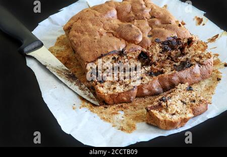 Hausgemachter Kuchen mit Schokoladenstückchen auf dunklem Hintergrund. Nahaufnahme. Stockfoto